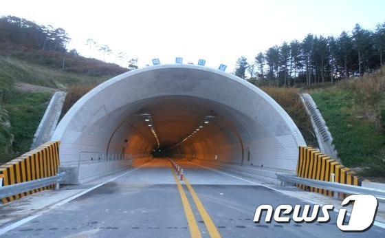 본문 이미지 - 국도 37호선 고제-무풍 전경(빼재터널 무주 → 거창방면)/사진제공=국토교통부© News1  