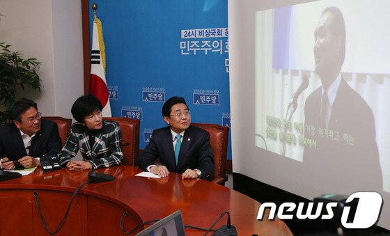 본문 이미지 - 민주당 전병헌 원내대표와 강기정 의원 등이 31일 서울 여의도 국회 민주당 원내대표실에서 박승춘 보훈처장의 대선 개입 의혹 동영상을 보고 있다. 이날 공개된 동영상에서 박 처장은 지난해 1월 가락호텔에서 있었던 국제외교안보포럼 신년하례식에서 