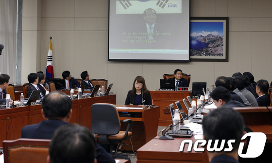 (서울=뉴스1) 허경 기자 = 강기정 민주당 의원이 31일 서울 여의도 국회 정무위원회에서 열린 국무조정실, 국가보훈처 등에 대한 국정감사에서 박승춘 국가보훈처장이 지난해 대선을 …