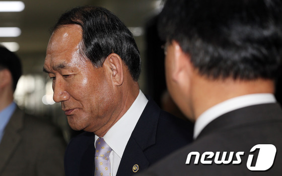 (서울=뉴스1) 허경 기자 = 박승춘 국가보훈처장이 31일 서울 여의도 국회 정무위원회에서 열린 국무조정실, 국가보훈처 등에 대한 국정감사가 자신의 발언과 답변 태도로 정회되자 복 …