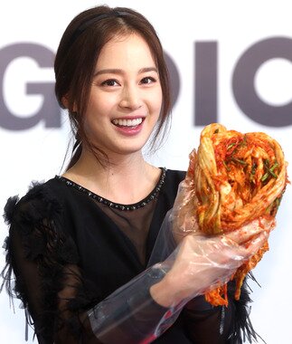 본문 이미지 - 배우 김태희가 31일 오후 서울 여의도 마리나 클럽&요트에서 진행된 'LG디오스 김치톡톡 행사'에 참석해 김치를 담그고 있다. 2013.10.31 스타뉴스/뉴스1  © News1   (서울=뉴스1)
