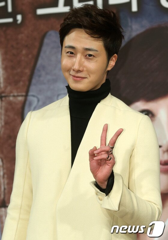 본문 이미지 - 배우 정일우가 2013년 10월31일 오후 서울 여의도 63빌딩에서 열린 MBC 새 수목드라마 '황금무지개' 제작발표회에 참석하고 있다.운명의 수레바퀴가 연결 지어준 일곱 남매의 인생 여정기, 그들의 사랑과 야망을 그린 드라마 '황금무지개'는 내달 2일 첫 방송 될 예정이다. 2013.10.31/뉴스1 © News1   (서울=뉴스1)