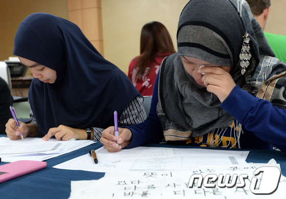 (서울=뉴스1) 손형주 기자 = 한글날을 앞두고 숙명여대에 재학 중인 외국인 대학생들이 4일 오전 서울 용산구 청파동 숙명여대에서 한글로 고국에 계신 부모님에게 편지를 쓰고 있다. …