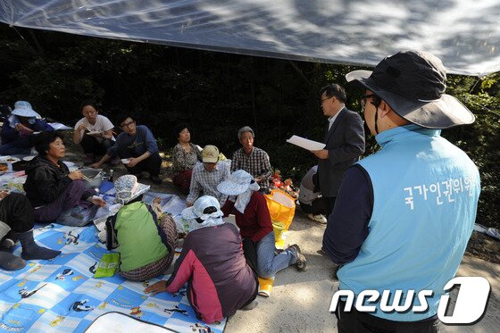 본문 이미지 - 4일 오후 경남 밀양 단장면 89번 공사현장으로 가는 평리입구에서 국가인권위원회 관계자들이 주민들의 불편사항을 들어주고 있다. 2013.10.4/뉴스1 © News1 전혜원 기자