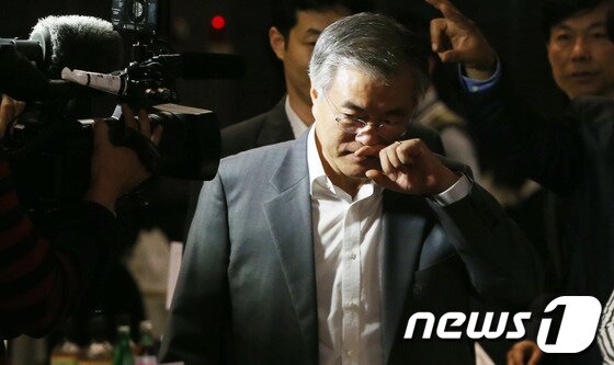 본문 이미지 - 민주당 문재인 의원이 지난 4일 서울 종로구 세종문화회관 세종홀에서 노무현재단 주최로 열린 10·4 남북정상선언 6주년 기념식에 참석하고 있다. 2013.10.4/뉴스1 © News1 송원영 기자