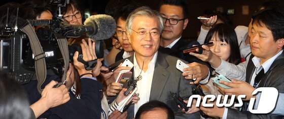 본문 이미지 - 문재인 민주당 의원이 지난 4일 저녁 서울 종로구 세종문화회관 세종홀에서 노무현재단 주최로 열린 10·4 남북정상선언 6주년 기념식에서 취재진의 질문을 받고 있다. 문 의원은 이 자리에서 2007년 남북정상회담 회의록 사건에 대한 검찰 중간수사결과 발표와 관련, 