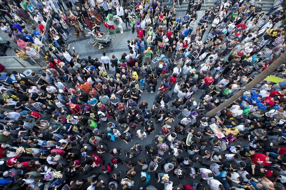 본문 이미지 - 롤드컵 결승 현장에 모인 관객들© News1  