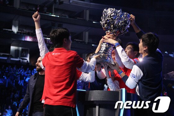 본문 이미지 - 우승을 차지한 SK텔레콤 T1 선수들이 우승 트로피인 소환사의 컵을 들어올리고 있다. © News1  