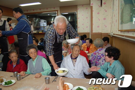 본문 이미지 - 김한길 민주당대표가 5일 대전 중촌복지관을 찾아 노인들에게 점심 배식 봉사를 하고 있다. © News1   연제민 