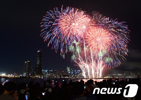 본문 이미지 - 5일 저녁 서울 여의도 63빌딩 앞에서 열린 2013 서울세계불꽃축제에서 화려한 불꽃들이 깊어가는 가을 밤하늘을 수놓고 있다. (D4 다중촬영)2013.10.5/뉴스1 © News1   박지혜 기자