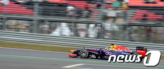 본문 이미지 - 6일 오후 전남 영암 코리아인터내셔널 서킷에서 열린 F1 코리아 그랑프리 결선경기에서 레드불팀 세바스찬 베텔이 질주하고 있다. 2013.10.6/뉴스1 © News1   박세연 기자