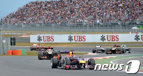 본문 이미지 - 6일 오후 전남 영암 코리아인터내셔널 서킷에서 열린 F1 코리아 그랑프리 결선경기에서 레드불팀 세바스찬 베텔(앞)을 비롯한 F1머신들이 질주하고 있다. 2013.10.6/뉴스1 © News1   박세연 기자