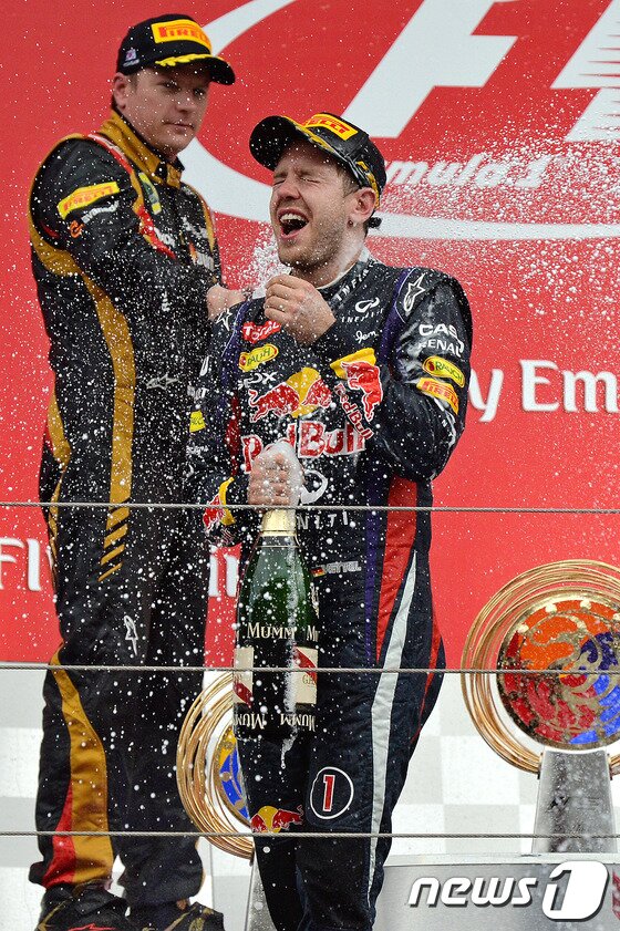 본문 이미지 - 6일 오후 전남 영암 코리아인터내셔널 서킷에서 열린 F1 코리아 그랑프리 결선경기에서 1위를 차지한 레드불팀 세바스찬 베텔이 시상대에서 샴페인 세레모니를 하고 있다. 2013.10.6/뉴스1 © News1   박세연 기자