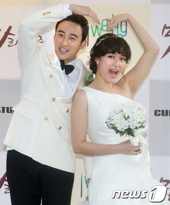 본문 이미지 - 개그우먼 김미려와 배우 정성윤이 6일 오후 서울 논현동의 한 웨딩홀에서 결혼식을 앞두고 기자회견을 갖고 있다. 2013.10.6 머니투데이/뉴스1 © News1   (서울=뉴스1)