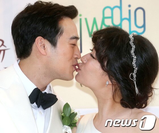 본문 이미지 - 개그우먼 김미려와 배우 정성윤이 6일 오후 서울 논현동의 한 웨딩홀에서 결혼식을 앞두고 기자회견 중 입맞춤을 하고 있다. 2013.10.6 머니투데이/뉴스1 © News1   (서울=뉴스1)