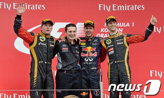 본문 이미지 - 6일 오후 전남 영암 코리아인터내셔널 서킷에서 열린 F1 코리아 그랑프리 결선경기에서 1위를 차지한 레드불팀 세바스찬 베텔(왼쪽 세번째), 2위 로터스팀 키미 라이코넨(왼쪽), 3위 로터스팀 로만 그로장(오른쪽)이 시상대에서 환호하고 있다. 2013.10.6/뉴스1 © News1   박세연 기자