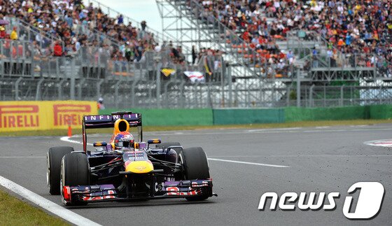 본문 이미지 - 6일 오후 전남 영암 코리아인터내셔널 서킷에서 열린 F1 코리아 그랑프리 결선경기에서 레드불팀 세바스찬 베텔이 질주하고 있다.베텔은 1위를 차지해 F1코리아그랑프리 3연패를 달성했다. 2013.10.6/뉴스1 © News1   박세연 기자