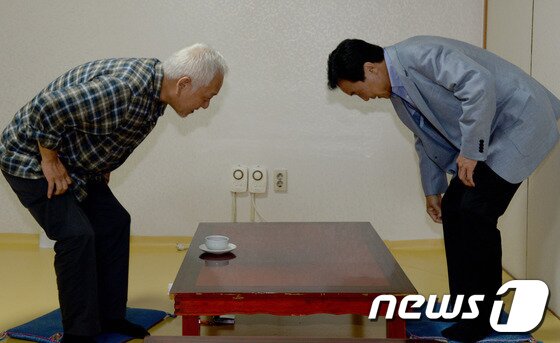 본문 이미지 - 민주당 김한길 대표와 손학규 전 대표가 6일 저녁 서울 종로구 내자동의 한 한식당에서 회동을 갖고 자리에 앉고 있다.김 대표는 이날 손 전 대표가 전·현직 의원들과의 만찬을 갖는 자리에 찾아가 단독 회동을 가졌다. 한편 손 전 대표는 