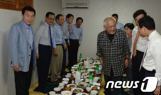 본문 이미지 - 민주당 김한길 대표가 6일 저녁 서울 종로구 내자동의 한 식당에서 손학규 전 대표가 전·현직 의원들과의 만찬을 갖는 자리를 찾아 참석 의원들과 인사 나누고 있다. 이날 단독회동 후 손 전 대표는 