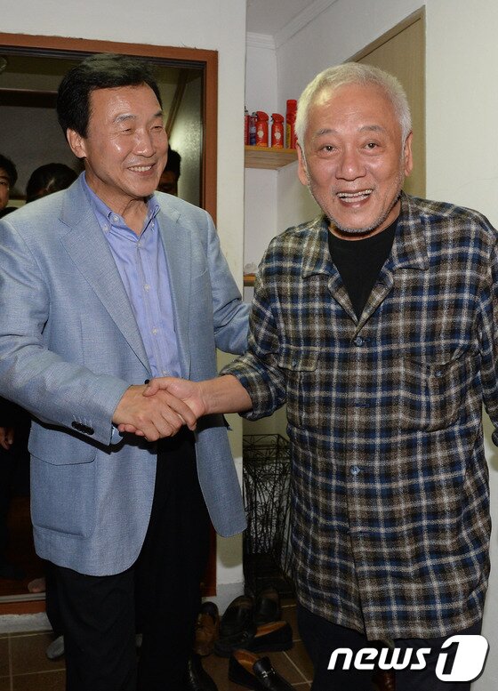 본문 이미지 - 민주당 김한길 대표와 손학규 전 대표가 6일 저녁 서울 종로구 내자동의 한 한식당에서 회동을 마친 후 인사 나누고 있다. 김 대표는 이날 손 전 대표가 전·현직 의원들과의 만찬을 갖는 자리에 찾아가 단독 회동을 가졌다. 한편 손 전 대표는 