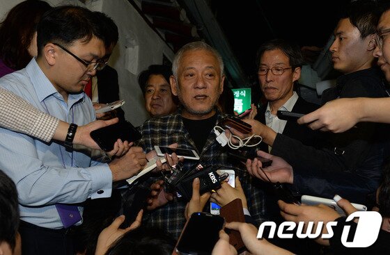 본문 이미지 - 민주당 김한길 대표가 6일 저녁 서울 종로구 내자동의 한 한식당에서 손학규 전 대표와 회동을 마친 후 취재진 질문에 답하고 있다.김 대표는 이날 손 전 대표가 전·현직 의원들과의 만찬을 갖는 자리에 찾아가 단독 회동을 가졌다. 한편 손 전 대표는 