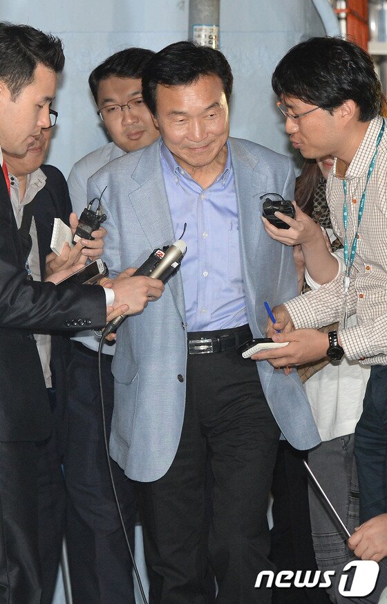 본문 이미지 - 민주당 손학규 전 대표가 6일 저녁 서울 종로구 내자동의 한 식당으로 전·현직 의원들과의 만찬을 위해 들어서며 취재진의 질문을 받고 있다. 이날 김한길 대표는 이 자리를 찾아 손 전 대표와 단독 회동을 가졌다. 한편 손 전 대표는 회동을 마친 후 