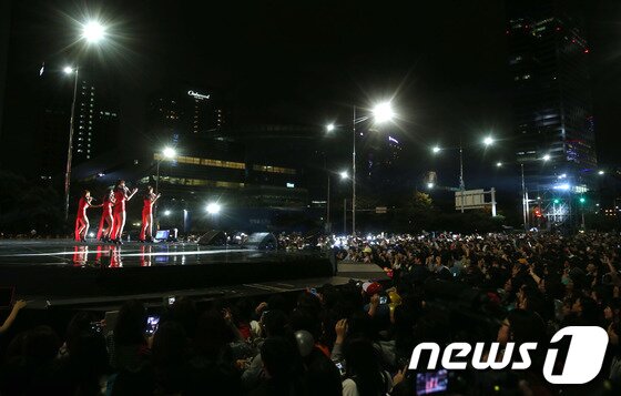 본문 이미지 - 그룹 샤이니가 6일 오후 서울 영동대로 특설무대에서 진행된 강남 한류 페스티벌에서 멋진 무대를 선보이고 있다. 2013.10.6 스타뉴스/뉴스1  © News1   