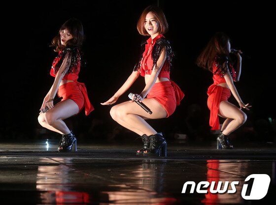 본문 이미지 - 그룹 걸스데이가 6일 오후 서울 영동대로 특설무대에서 진행된 강남 한류 페스티벌에서 멋진 무대를 선보이고 있다. 2013.10.6 스타뉴스/뉴스1 © News1   