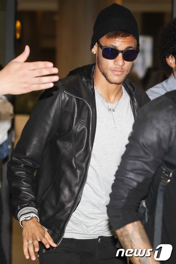 본문 이미지 - 브라질 축구대표팀 네이마르, 마르셀루, 알베스(왼쪽부터)가 오는 12일 서울월드컵경기장에서 열리는 한국과 브라질 축구 국가대표팀의 친선경기 참석을 위해 7일 오전 인천국제공항을 통해 입국하고 있다. 2013.10.7/뉴스1 © News1   유승관 기자