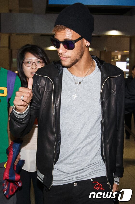 본문 이미지 - 브라질 축구대표팀 네이마르(왼쪽), 마르셀루가 오는 12일 서울월드컵경기장에서 열리는 한국과 브라질 축구 국가대표팀의 친선경기 참석을 위해 7일 오전 인천국제공항을 통해 입국하고 있다. 2013.10.7/뉴스1 © News1   유승관 기자