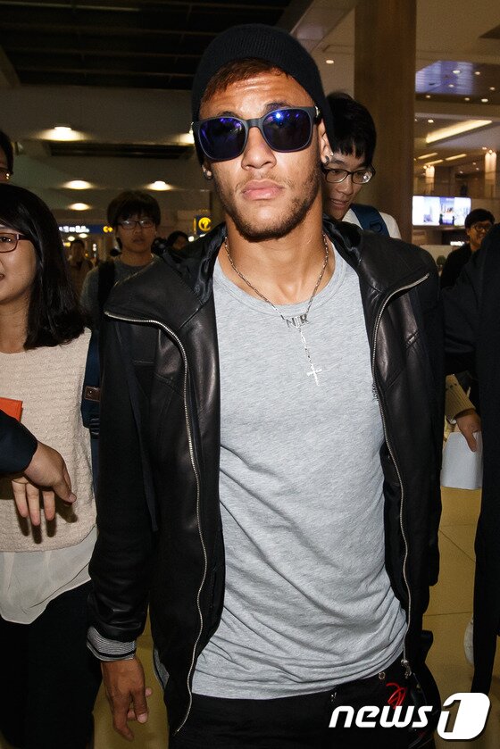 본문 이미지 - 브라질 축구대표팀 네이마르가 오는 12일 서울월드컵경기장에서 열리는 한국과 브라질 축구 국가대표팀의 친선경기 참석을 위해 7일 오전 인천국제공항을 통해 입국하고 있다. 2013.10.7/뉴스1 © News1   유승관 기자