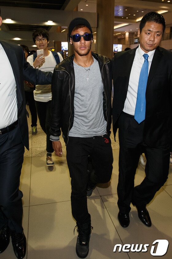 본문 이미지 - 브라질 축구대표팀 네이마르가 오는 12일 서울월드컵경기장에서 열리는 한국과 브라질 축구 국가대표팀의 친선경기 참석을 위해 7일 오전 인천국제공항을 통해 입국하며 팬들을 향해 엄지를 치켜들고 있다. 2013.10.7/뉴스1 © News1   유승관 기자