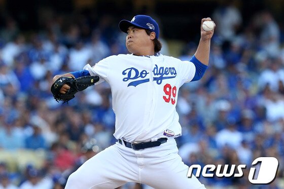 본문 이미지 - '코리안 몬스터' 류현진(26·LA 다저스)이 7일(한국시간) 미국 캘리포니아주 로스앤젤레스의 다저스타디움에서 열린 애틀랜타 브레이브스와의 2013 메이저리그 내셔널리그 디비전시리즈(NLDS) 3차전에 선발 등판해 역투했으나 5회를 채우지 못했다. © News1 