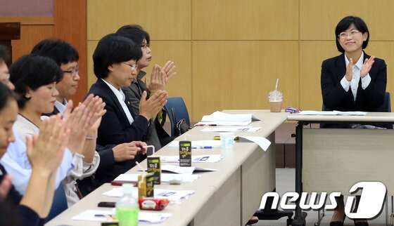 본문 이미지 - 이정희 통합진보당 대표가 7일 서울 영등포구 서울여성프라자 회의실에서 열린 &#39;내란음모조작공안탄압분쇄 민주민생수호투쟁본부&#39; 확대회의에서 당원들과 함께 박수를 치고 있다. © News1 송원영 기자