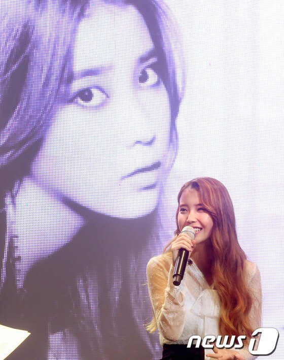 본문 이미지 - 가수 아이유가 7일 오후 서울 방이동 올림픽공원 내 K아트홀에서 열린 정규 3집 발매기념 기자회견 및 쇼케이스에서 멋진 무대를 선보이고 있다. 2013.10.7 스타뉴스/뉴스1  © News1   (서울=뉴스1)