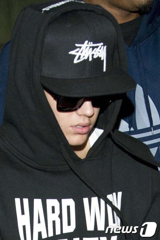 본문 이미지 - 캐나다 출신 팝스타 저스틴 비버가 8일 오전 인천국제공항을 통해 입국하고 있다. 저스틴 비버는 10일 올림픽공원 체조경기장에서 첫 내한공연을 갖는다. 2013.10.8스타뉴스/뉴스1 © News1   