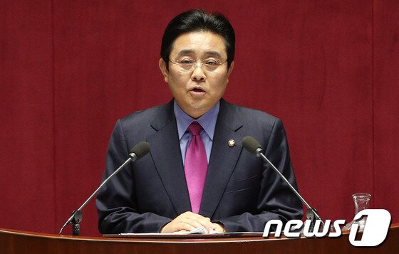 본문 이미지 - 전병헌 민주당 원내대표가 지난 8일 국회의사당에서 열린 본회의에서 정기국회 교섭단체 대표 연설을 하고 있다. 2013.10.8/뉴스1 © News1 오대일 기자