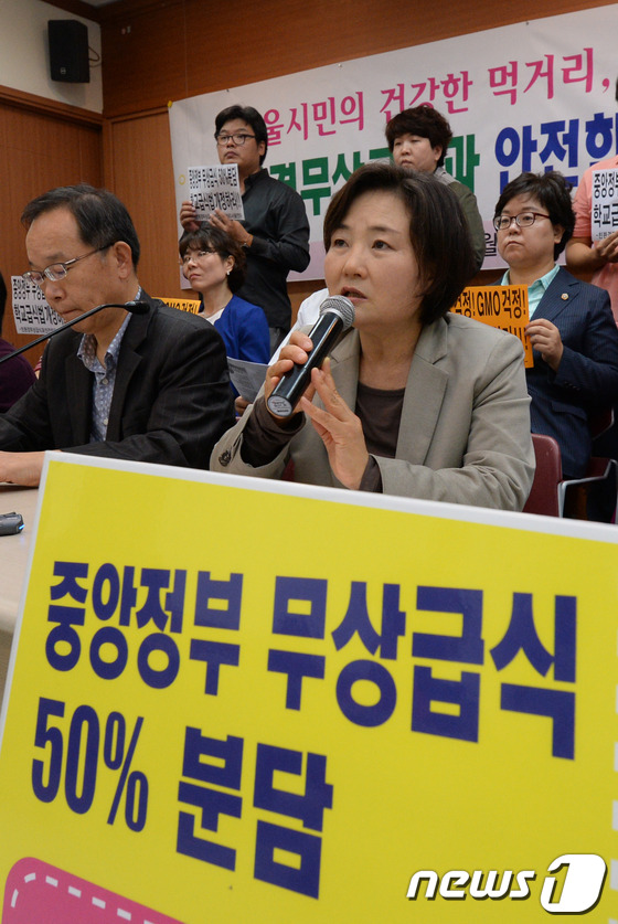 (서울=뉴스1) 박지혜 기자 = 8일 오후 서울 종로구 통인동 참여연대 느티나무홀에서 열린 '친환경 무상급식과 안전한 먹거리 서울연대 창립식'에서 배옥병 희망먹거리네트워크 상임대표 …