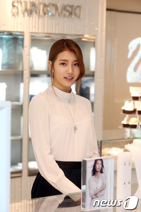 본문 이미지 - 그룹 미쓰에이 수지가 8일 서울 강남구 가로수길 스와로브스키 브티크에서 열린 '로미오&줄리엣' 출시 기념행사에 참석하고 있다. 2013.10.8 스타뉴스/뉴스1 © News1   (서울=뉴스1)