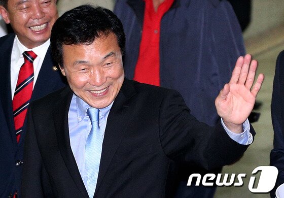 본문 이미지 - 경기 화성갑 보궐선거 불출마를 선언한 손학규 민주당 상임고문이 8일 오후 서울 여의도 국회의사당 헌정기념관에서 열린 동아시아미래연구소 창립기념 심포지엄에 참석하며 국회를 방문한 학생들에게 손인사를 하고 있다. 손 고문은 이날 &#39;저녁이 있는 삶의 재구성-한국사회의 새로운 위기와 대안의 모색&#39;을 주제로 한 기조강연을 통해 9개월여간의 독일 유학 경험을 바탕으로 독일사회의 발전 모델을 소개하고 한국사회의 미래 구상을 제시했다. 2013.10.8/뉴스1 © News1 오대일 기자