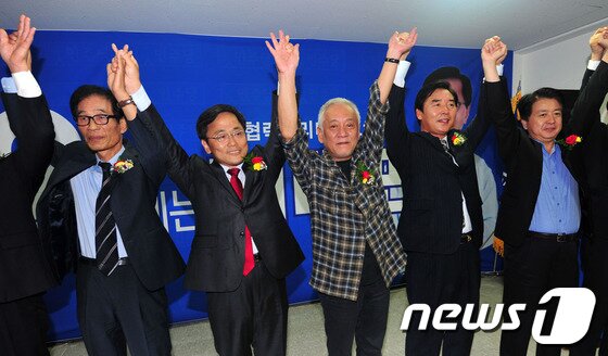 본문 이미지 - 김한길 민주당 대표가 8일 10.30 포항남울릉 재선거에 출마하는 허대만 후보&#40;오른쪽 세번째&#41; 선거사무실 개소식에 참석해 허 후보와 손을 들어 승리를 다지고 있다./2013.10.8/뉴스1 © News1 최창호 기자