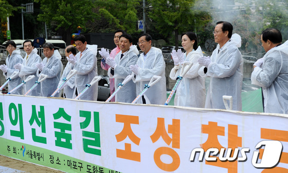 (서울=뉴스1) = 박원순 서울시장이 8일 오후 서울 마포구 도화동 새창고개에서 열린 경의선숲길 조성 착공식에 참석해 내빈들과 시삽을 한 후 박수치고 있다. (서울시 제공) 201 …