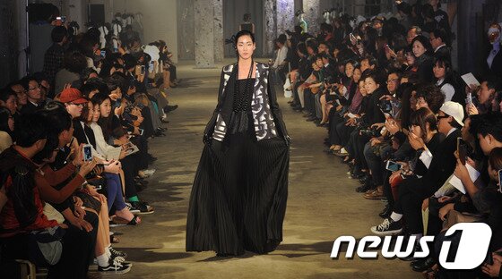 본문 이미지 - 낸시랭이 8일 오후 충북 청주시 청주국제공예비엔날레장에서 '세종대왕과 한글, 美를 탐하다'라는 주제로 열린 세계적인 디자이너 이상봉의 한글 패션쇼 무대를 장식하고 있다. 2013.10.8/뉴스1 © News1 김용빈 기자