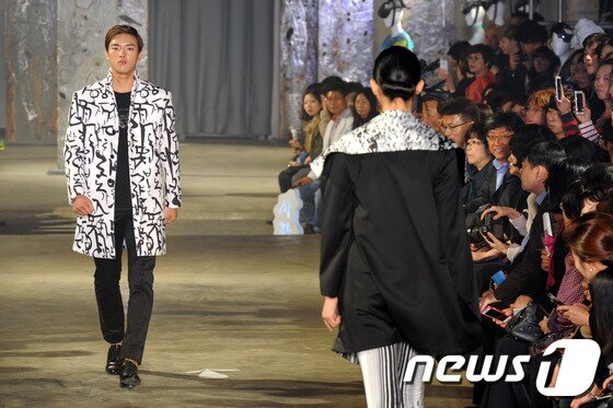 본문 이미지 - 세계적인 디자이너 이상봉씨가 한글날을 하루 앞둔 8일 오후 충북 청주시 청주국제공예비엔날레장에서 열린 한글 패션쇼를 마치고 관객들에게 인사를 하고 있다. 2013.10.8/뉴스1 © News1 김용빈 기자
