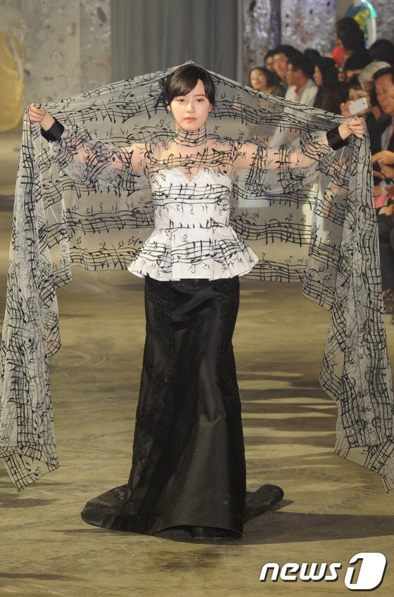 본문 이미지 - 세계적인 디자이너 이상봉씨가 한글날을 하루 앞둔 8일 오후 충북 청주시 청주국제공예비엔날레장에서 '세종대왕과 한글, 美를 탐하다'라는 주제로 패션쇼를 열었다. 모델들이 한글 디자인이 새겨진 의상을 입고 런웨이를 걷고 있다. 2013.10.8/뉴스1 © News1 김용빈 기자