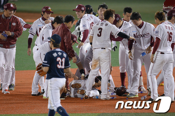 (서울=뉴스1) 이동원 기자 = '2013한국야쿠르트 세븐 프로야구' 준플레이오프(PO) 1차전 넥센히어로즈와 두산 베어스의 경기가 8일 서울 목동야구장에서 열렸다.넥센 9회말 공 …