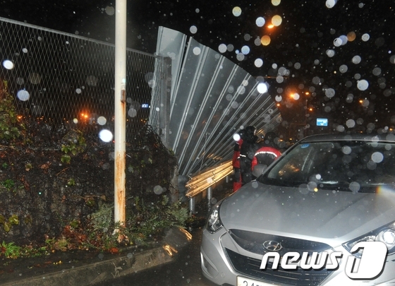 (울산=뉴스1) 변의현  기자 = 제24호 태풍 '다나스'의 직접 영향권에 든 8일 밤 울산시 북구의 한 제조업체 철제 휀스가 강풍에 휘어져 있다. 2013.10.8/뉴스1