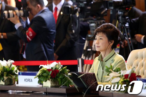 본문 이미지 - 박근혜 대통령 7일&#40;현지시간&#41; 인도네시아 발리 소피텔에서 열린 아시아·태평양경제협력체&#40;APEC&#41; 정상회담 1차 세션에 참석하고 있다.&#40;청와대 제공&#41; 2013.10.9/뉴스1 © News1   박철중 기자
