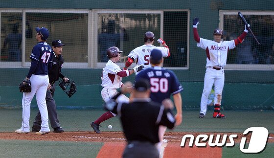 본문 이미지 - '2013한국야쿠르트 세븐 프로야구' 준플레이오프(PO) 2차전 넥센히어로즈와 두산 베어스의 경기가 9일 서울 목동야구장에서 열렸다.넥센 8회말 공격 2사 3루 상황 박병호타석때 두산 홍상삼의 폭투로 3루주자 서건창이 홈을 밟고 있다. 2013.10.9/뉴스1 © News1   이동원 기자