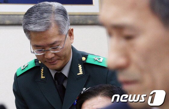 본문 이미지 - 대선개입 의혹과 위증 논란에 휩싸인 옥도경 국군사이버사령관이 1일 서울 여의도 국회 국방위원회에서 열린 국방부·합동참모본부 등에 대한 국정감사에서 의원들의 질의에 답한 뒤 착잡한 표정을 짓고 있다. 사진 오른쪽은 김관진 국방부장관. 2013.11.1/뉴스1 © News1   오대일 기자